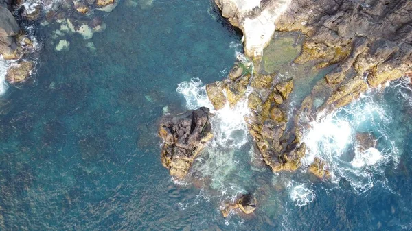 岩礁に衝突する海の波の空中写真 — ストック写真