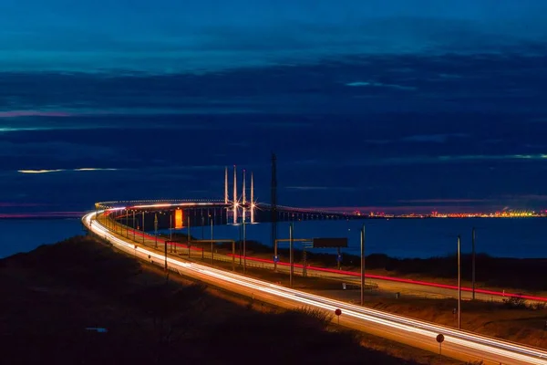 Długie Światło Ekspozycji Drodze Zamieniającej Się Most Malmö Szwecja Nocy — Zdjęcie stockowe