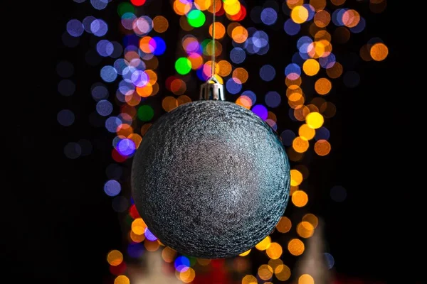 Eine Nahaufnahme Einer Weihnachtlichen Grauen Kugeldekoration Mit Bokeh Weihnachtsbeleuchtung — Stockfoto