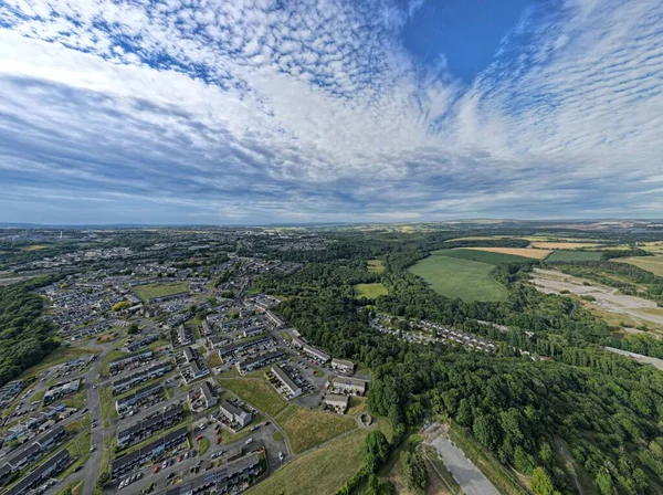 Letecký Snímek Přístavního Města Plymouth Obytnou Čtvrtí Obklopenou Lesy — Stock fotografie