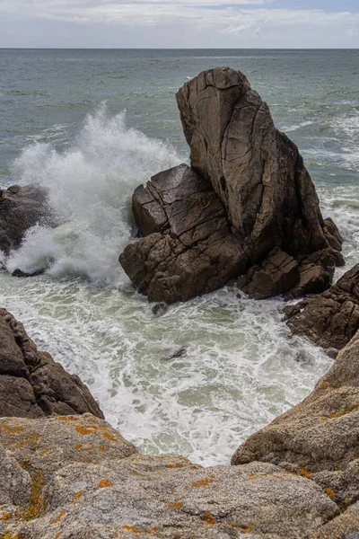 Fransa Nın Cote Croisic Sahilinde Kayalara Vuran Dalgaların Dikey Çekimi — Stok fotoğraf