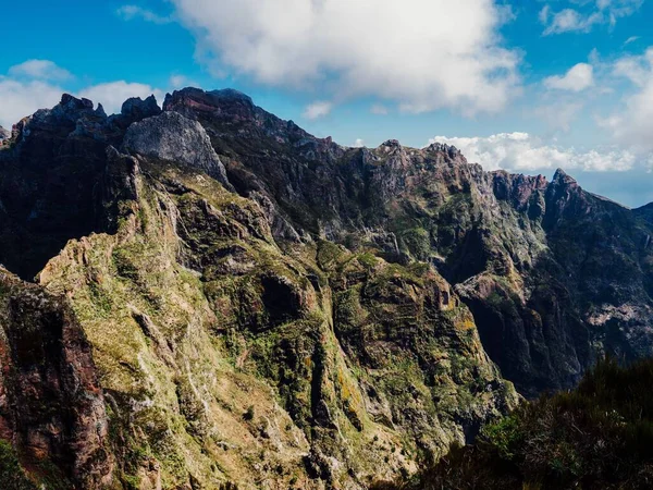 Hermoso Paisaje Montañas Rocosas Boscosas Las Nubes Madeira Portugal — Foto de Stock