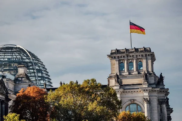 Beautiful View Waving German Flag Reichstag Dome Germany — Stock Photo, Image