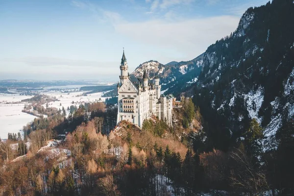 Velký Hrad Uprostřed Lesa — Stock fotografie