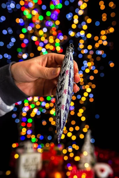 Tiro Vertical Uma Mão Segurando Uma Decoração Natal Com Bokeh — Fotografia de Stock