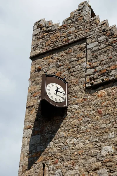 Вертикальный Снимок Старых Аналоговых Часов Установленный Каменной Стене Башни Далки — стоковое фото