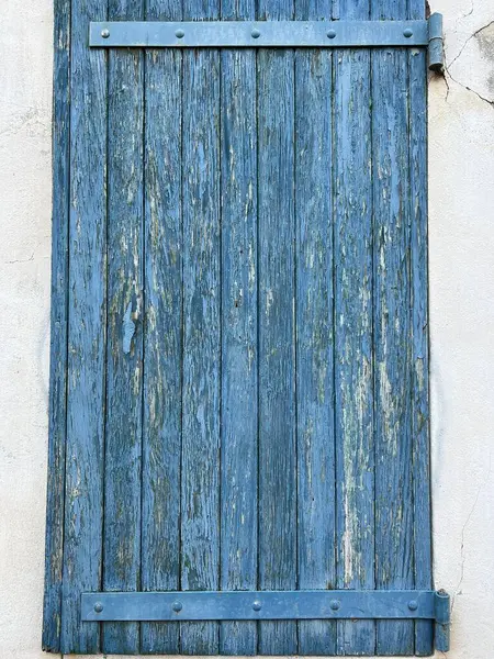 Вертикальный Вид Старой Синей Деревянной Двери Белой Стене — стоковое фото