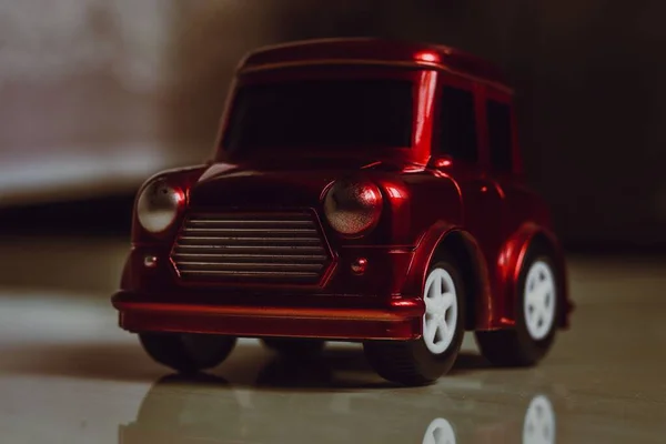 Tiro Foco Seletivo Carro Brinquedo Pequeno Vermelho Brilhante — Fotografia de Stock