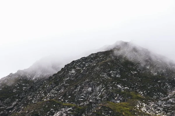 霧の多い日の美しい山々の空中風景 — ストック写真