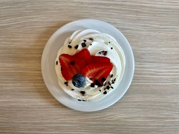 Toetje Basis Van Meringue Pavlova Met Slagroom Chocolade Aardbeienschijfjes Bosbessendecoratie — Stockfoto