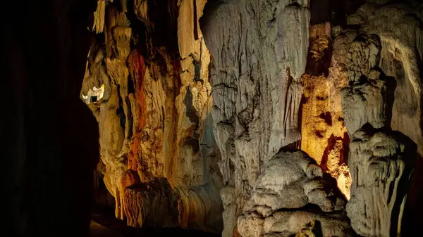 Liczne Stalaktyty Mineralne Stalagmity Różnych Kształtach Zwisające Ścian Jaskini — Zdjęcie stockowe