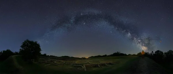 Una Vista Panorámica Hombre Caminando Por Sendero Campo Abierto Bajo — Foto de Stock