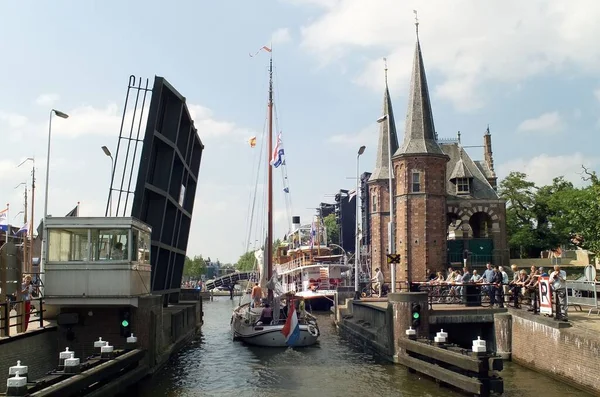 Nyílt Hídon Áthaladó Hajók Friesland Kikötőjében Hollandiában — Stock Fotó