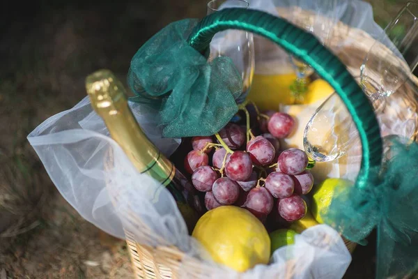 Primer Plano Cesta Boda Con Frutas Botella Champán —  Fotos de Stock