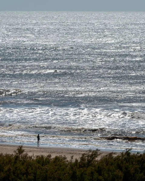 Вертикальний Знімок Самотньої Людини Яка Дивиться Океанські Хвилі Вранці — стокове фото