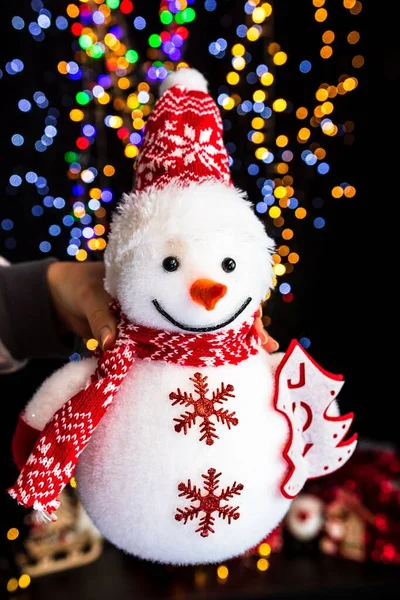 Colpo Verticale Una Mano Che Tiene Decorazione Natale Pupazzo Neve — Foto Stock