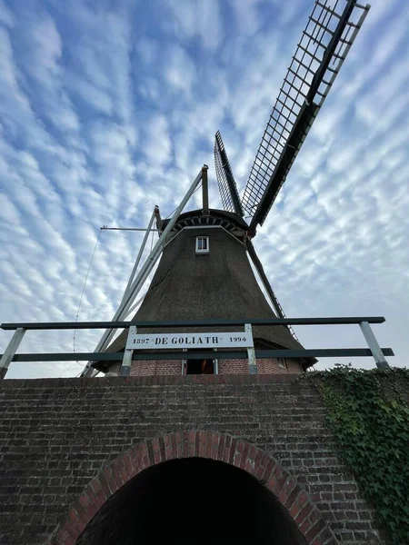 Pionowe Ujęcie Wiatraka Groningen Holandia — Zdjęcie stockowe