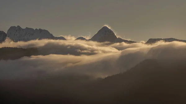 高い雲の中に山のピークのショット — ストック写真