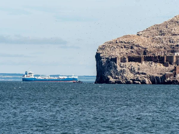 Petroleiro Fihing Barco Passando Por Trás Rocha Baixo Com Milhares — Fotografia de Stock