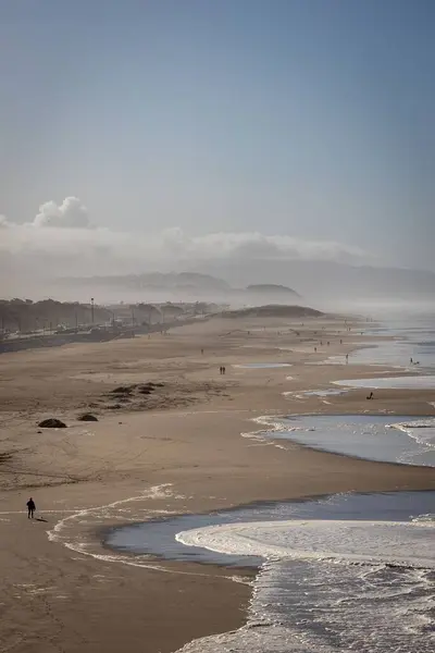 太平洋に沿ってサンフランシスコの砂浜で泡と柔らかい海の波 — ストック写真