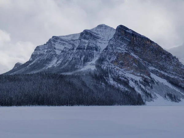 Malowniczy Widok Skalistej Góry Pokrytej Śniegiem Zimie Pochmurny Dzień — Zdjęcie stockowe