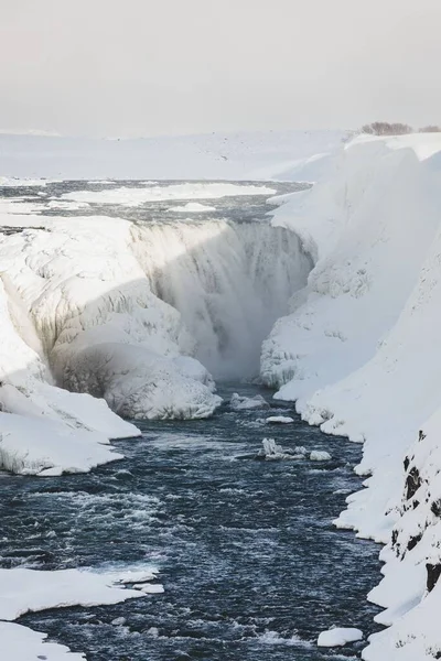 Colpo Verticale Paesaggio Invernale Una Cascata Circondata Scogliere Innevate — Foto Stock