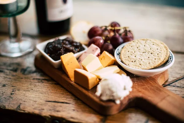 Tahta Masadaki Peynir Tabağı — Stok fotoğraf