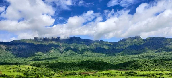 Uma Vista Fascinante Uma Bela Paisagem Montanhosa — Fotografia de Stock