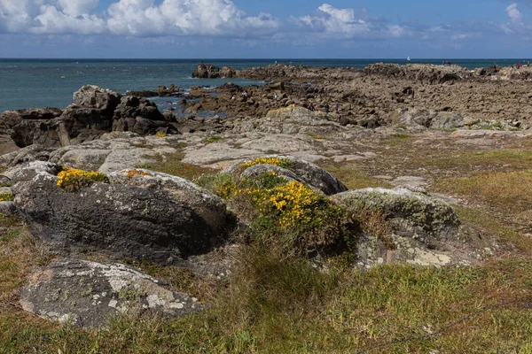 Una Hermosa Toma Acantilados Rocosos Orilla Del Mar Cote Croisic —  Fotos de Stock