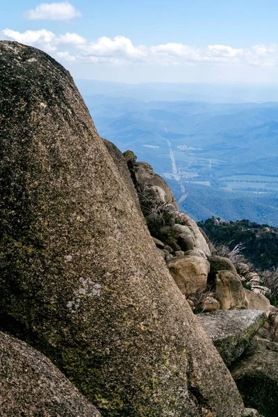 Eine Vertikale Aufnahme Von Strukturierten Felsen Auf Einem Berggipfel — Stockfoto