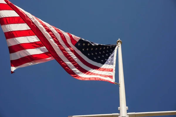 Birleşik Devletler Bayrağının Bulutsuz Gökyüzüne Doğru Dalgalanan Yakın Çekimi — Stok fotoğraf