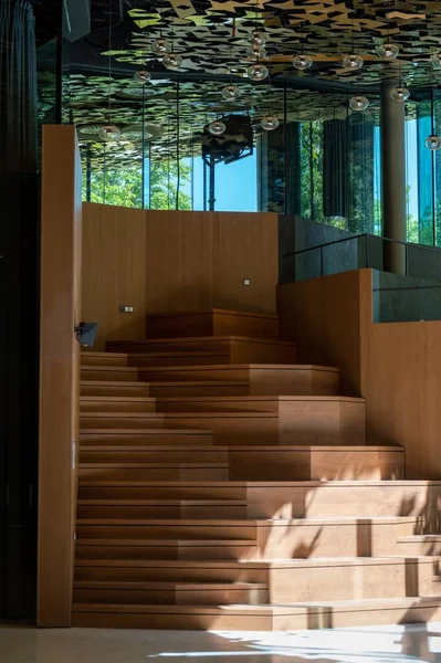 Вертикальный Вид Декоративной Деревянной Лестницы Красивый Дизайн Интерьера — стоковое фото