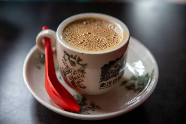 Een Closeup Van Een Kop Koffie Een Tafel — Stockfoto