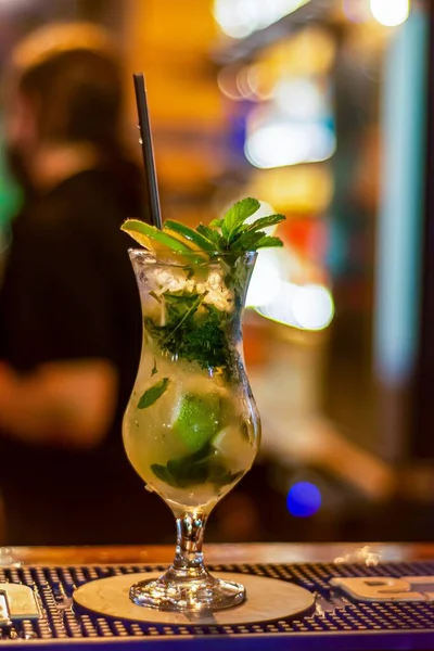 Primo Piano Verticale Cocktail Decorato Con Menta Paglia — Foto Stock