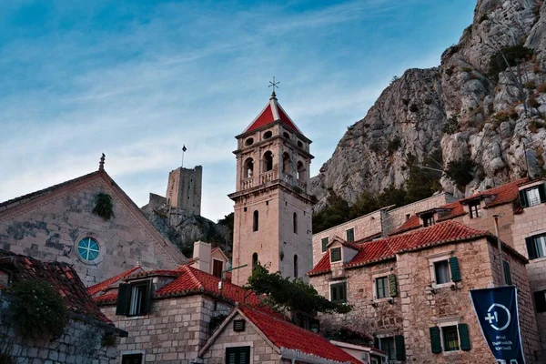 Egy Alacsony Látószögű Felvétel Petra Harangtoronyról Omis Városában Horvátországban — Stock Fotó