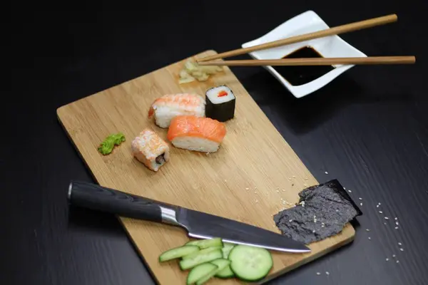 不同类型寿司的特写镜头 其配料在切菜板上 — 图库照片