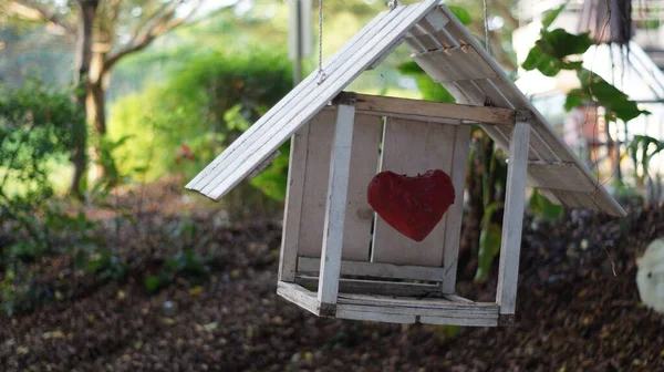 Een Close Van Opknoping Houten Huisje Met Rood Hart — Stockfoto