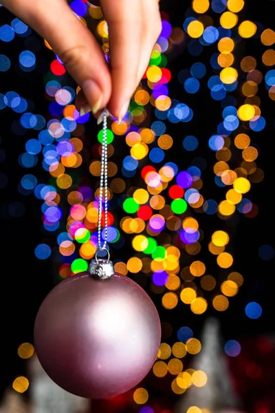 Pionowe Ujęcie Strony Trzymającej Ozdobę Bożego Narodzenia Bokeh Christmas Lights — Zdjęcie stockowe
