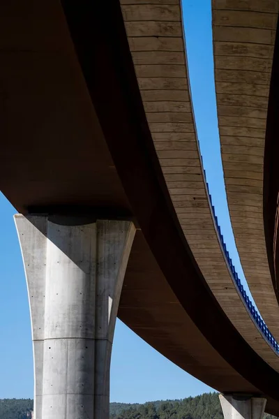 Vyvýšený Most Dálnici Modrým Nebem Pozadí — Stock fotografie