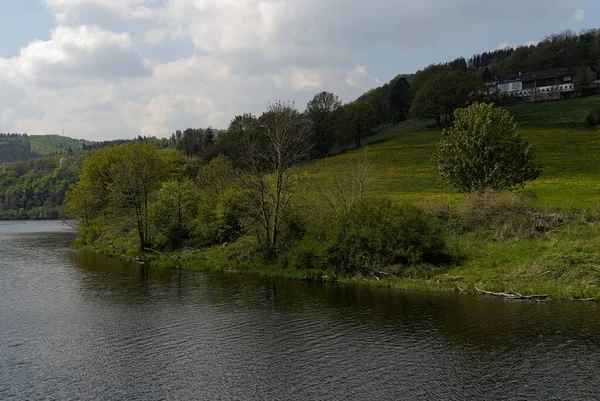 Almanya Eifel Ulusal Parkı Ndaki Dağların Yanında Güzel Bir Deniz — Stok fotoğraf