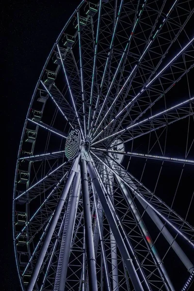 夜间灰色摩天轮游乐设施的低角度视景 — 图库照片