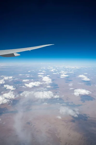 Vertikale Aufnahme Eines Flugzeugflügels Zwischen Den Wolken — Stockfoto