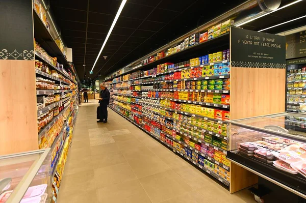 Las Filas Estantes Llenos Supermercados Una Persona Pie Medio —  Fotos de Stock