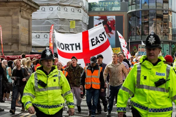 Persone Che Protestano Durante Marcia Della Edl Attraverso Newcastle City — Foto Stock