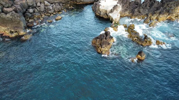 Una Veduta Aerea Delle Onde Del Mare Che Infrangono Sulla — Foto Stock