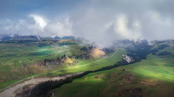 Bulutlu Bir Günde Yeşil Bir Dağ Vadisinin Yüksek Açılı Görüntüsü — Stok fotoğraf