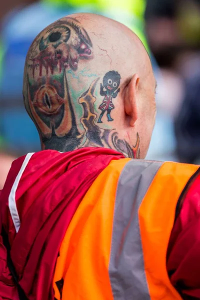 Uma Visão Traseira Cabeça Homem Tatuado Durante Marcha Edl Pela — Fotografia de Stock