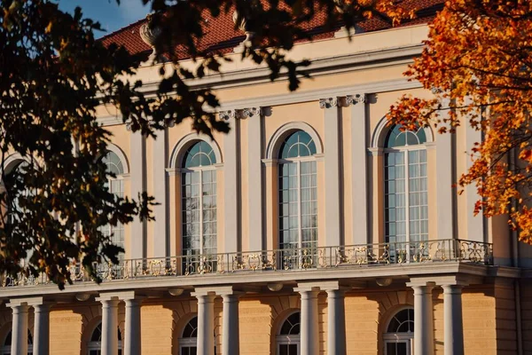 Blick Auf Ein Schönes Haus Mit Mehrfachverglasung Und Den Bäumen — Stockfoto