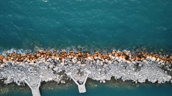 Eine Luftaufnahme Von Einer Felsigen Küste Umgeben Von Ozean — Stockfoto