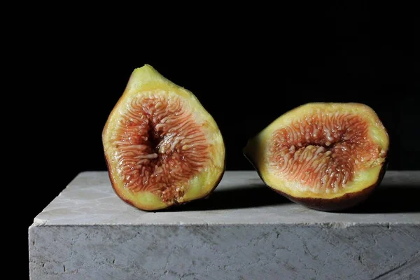 Černý Fík Rozříznutý Napůl Bílém Mramorovém Stole Černém Pozadí — Stock fotografie